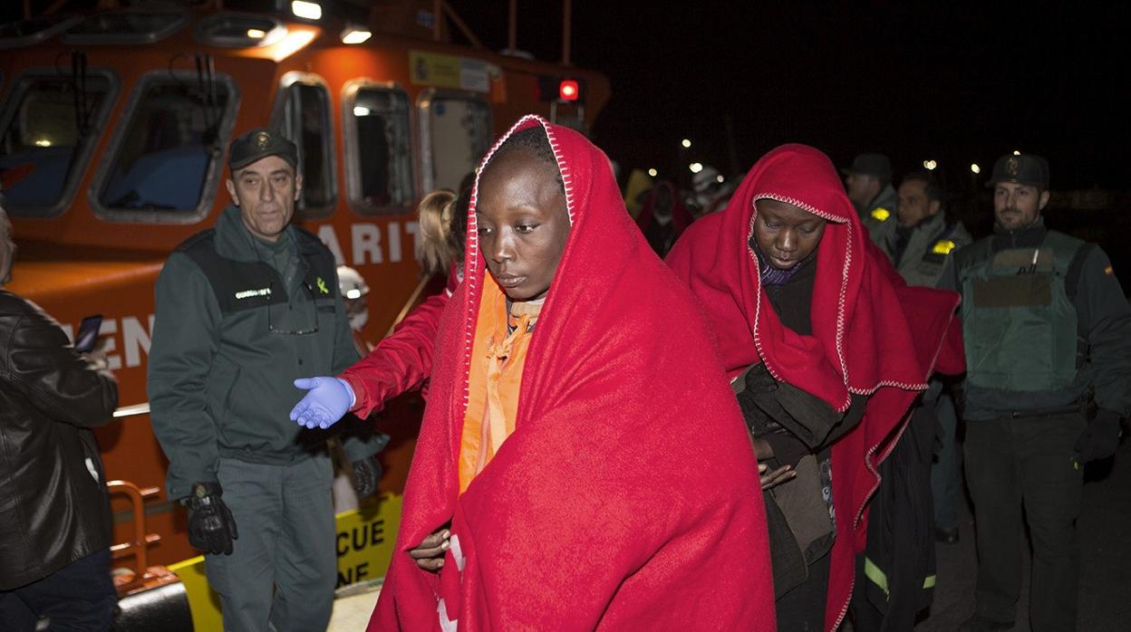 Inmigrantes a la llegada del puerto granadino de Motril