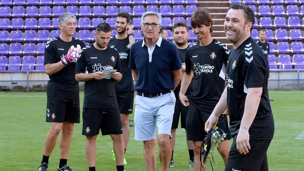 El entrenador del Real Valladolid cree que «hacen falta entre seis y siete fichajes»