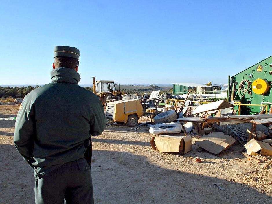 Un guardia civil. en labores de control en una cantera