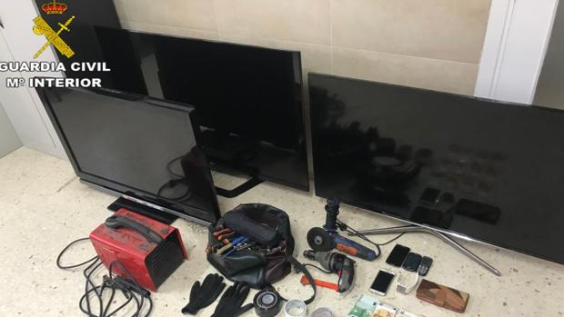 Detienen a dos personas por robar en locales comerciales mediante el método del butrón