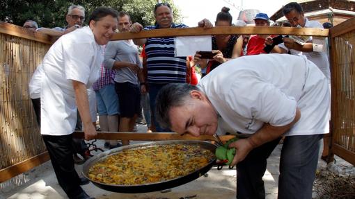 Imagen de los ganadores del primer premio del concurso de paellas