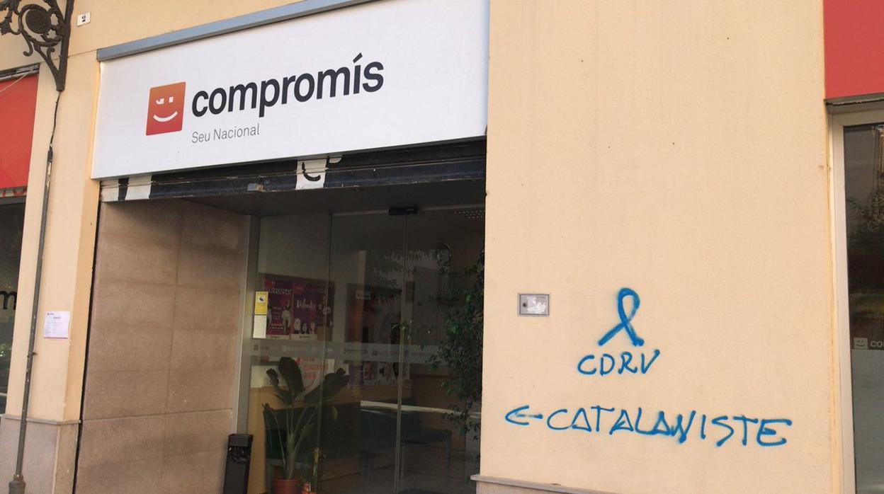 Imagen de las pintadas en la sede de Compromís difundidas por la coalición en las redes sociales