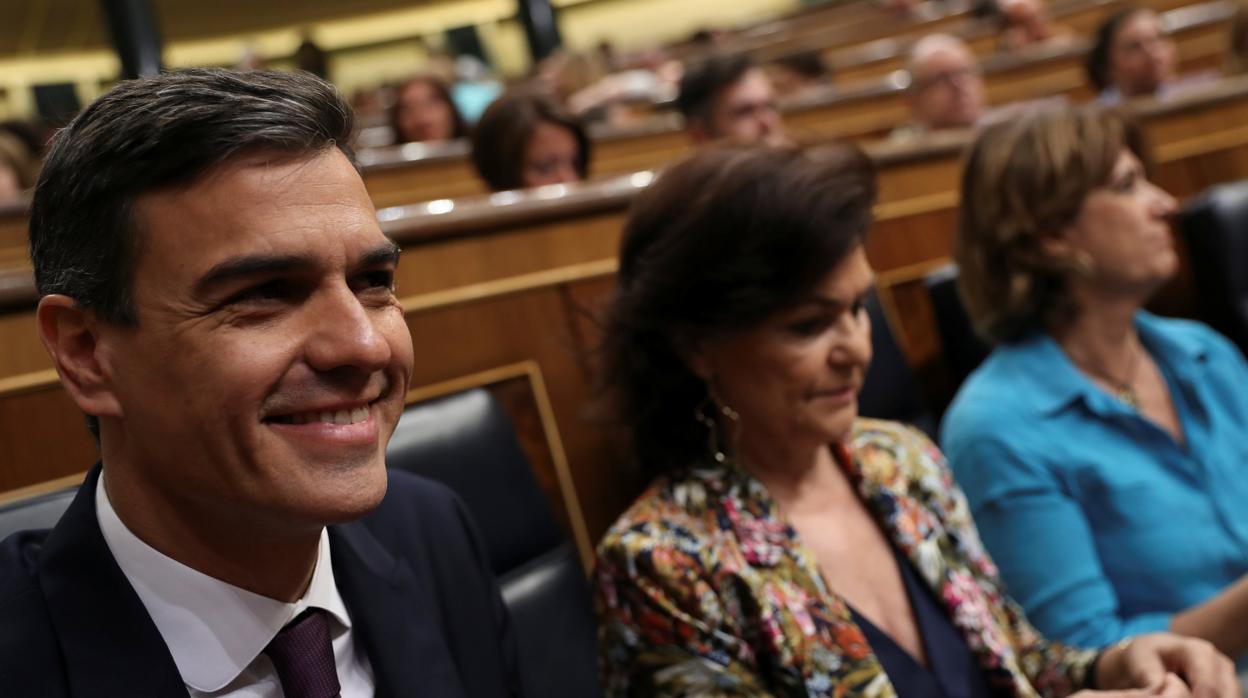 Pedro Sánchez, presidente del Gobierno, en el Congreso junto a la vicepresidenta Carmen Calvo