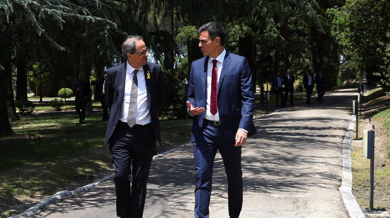 Pedro Sánchez y Quim Torra de paseo por los jardines de La Moncloa el día que se reunieron