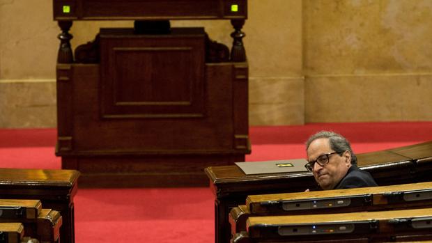 El TC suspende la moción del Parlament que insiste en la independencia