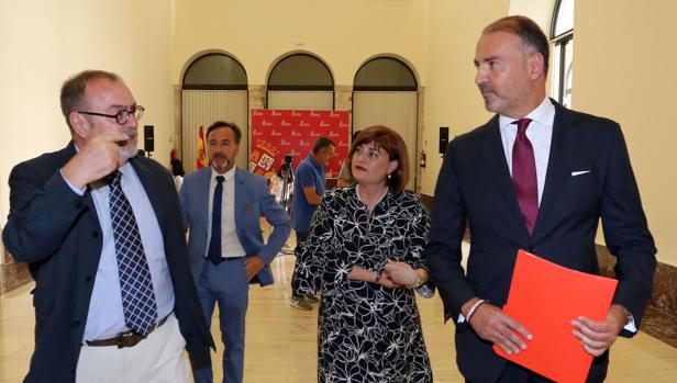 Rey ante los suspensos de las oposiciones: «Para ganar una plaza hay que estudiar seriamente»