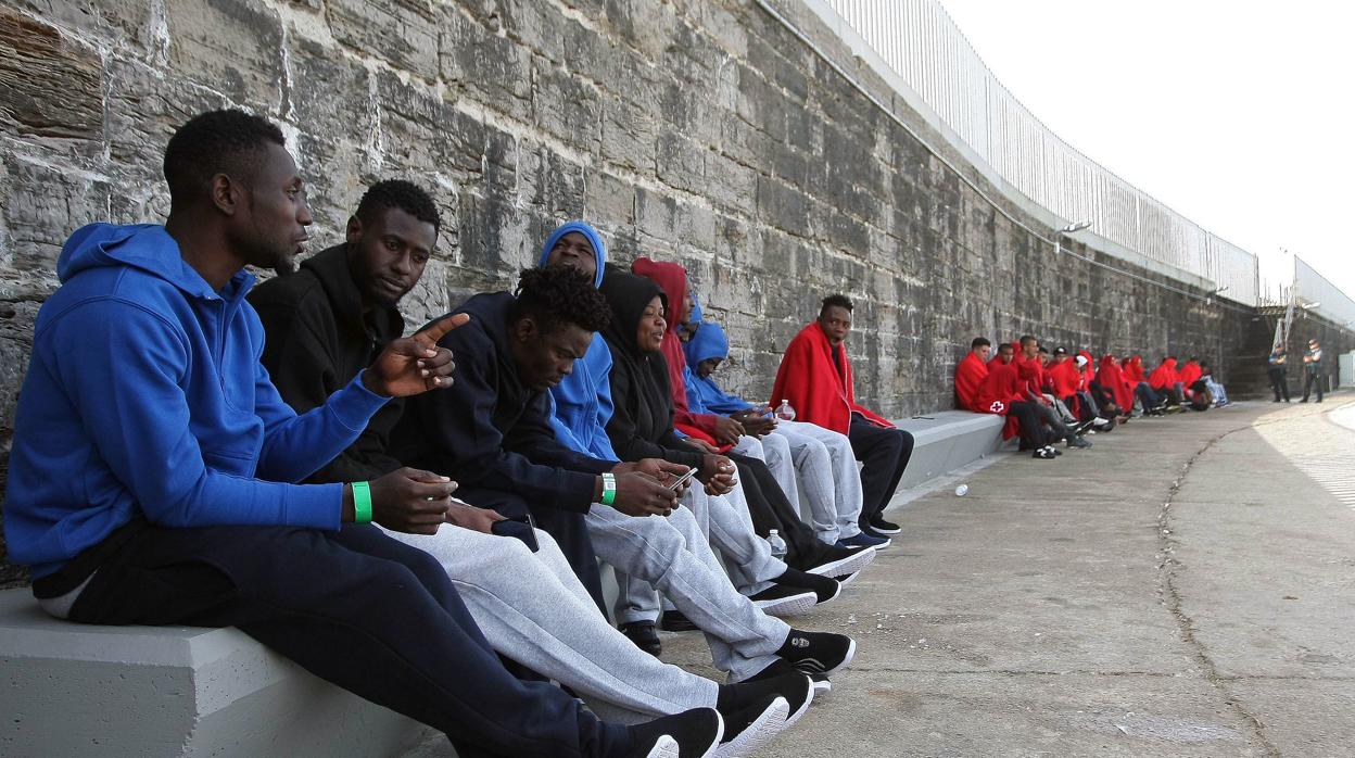 Llegan al puerto de Tarifa parte del centenar de inmigrantes de origen magrebí rescatados por Salvamento Marítimo hoy cuando viajaban en tres pateras en el Estrecho de Gibraltar