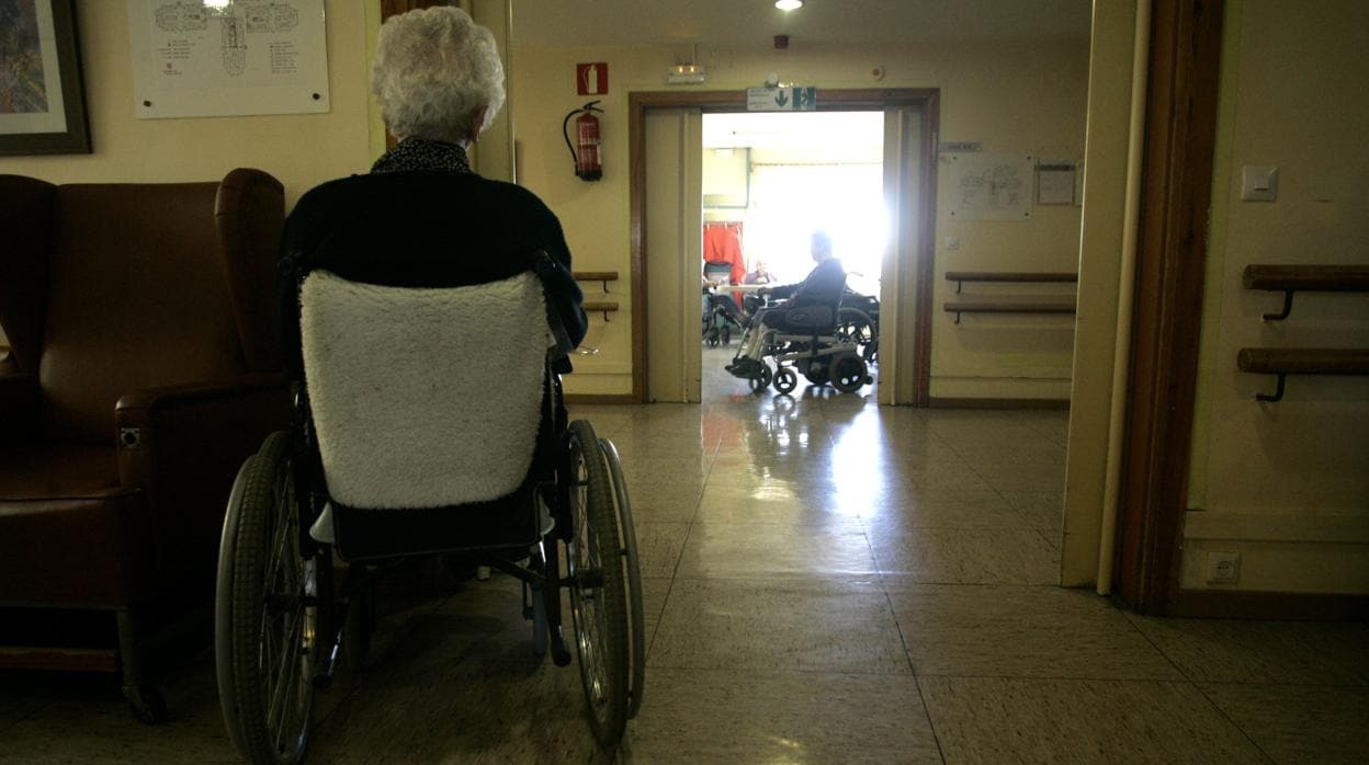 Una mujer en silla de ruedas en una residencia
