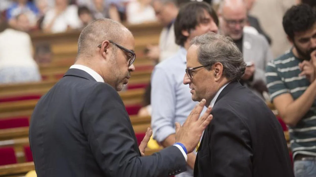 El presidente de la Generalitat, Quim Torra y el conseller de Interior Miquel Buch, tras la suspensión del pleno en el Parlament