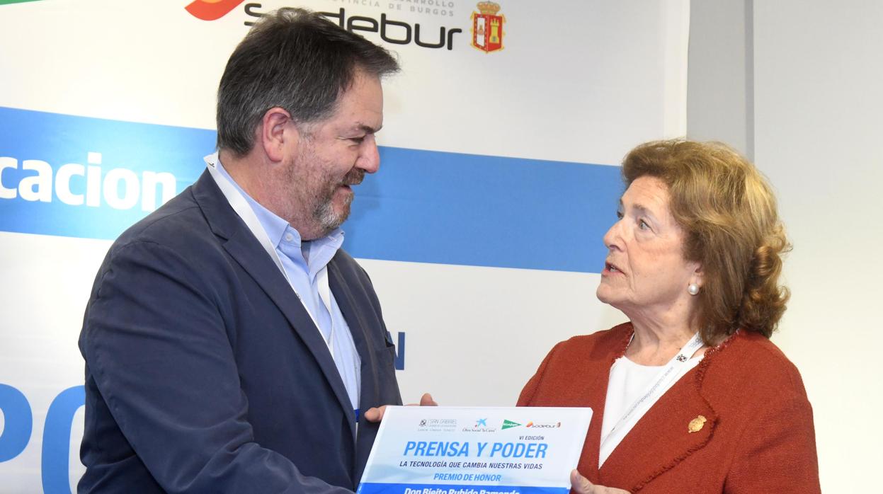 Bieito Rubido recibe el premio Prensa y Poder de manos de Elena María Moreno, diputada en 1977