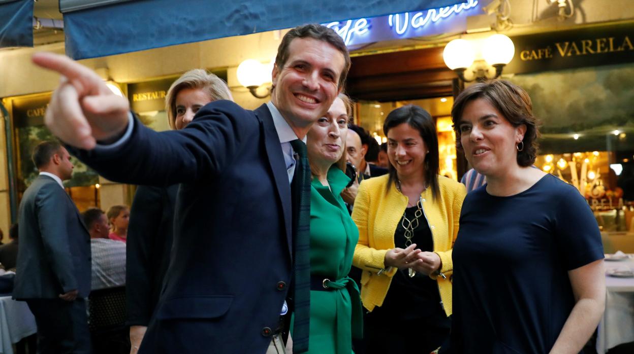 Casado y Santamaría, a la salida de una cena que mantuvieron junto al resto de políticos del PP en Madrid hace unas semanas