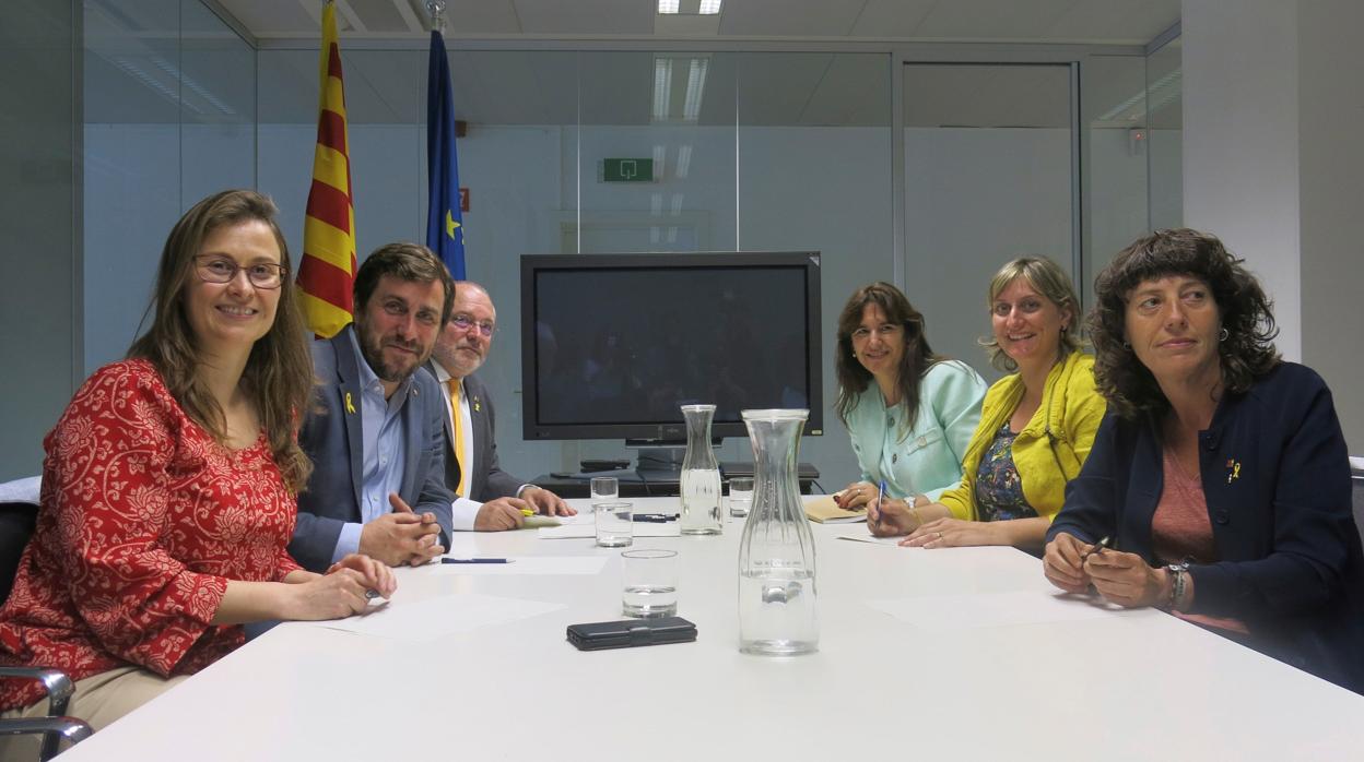 Meritxell Serret, Toni Comín y Lluís Puig, junto a Alba Vergés, Teresa Jordà y Laura Borràs