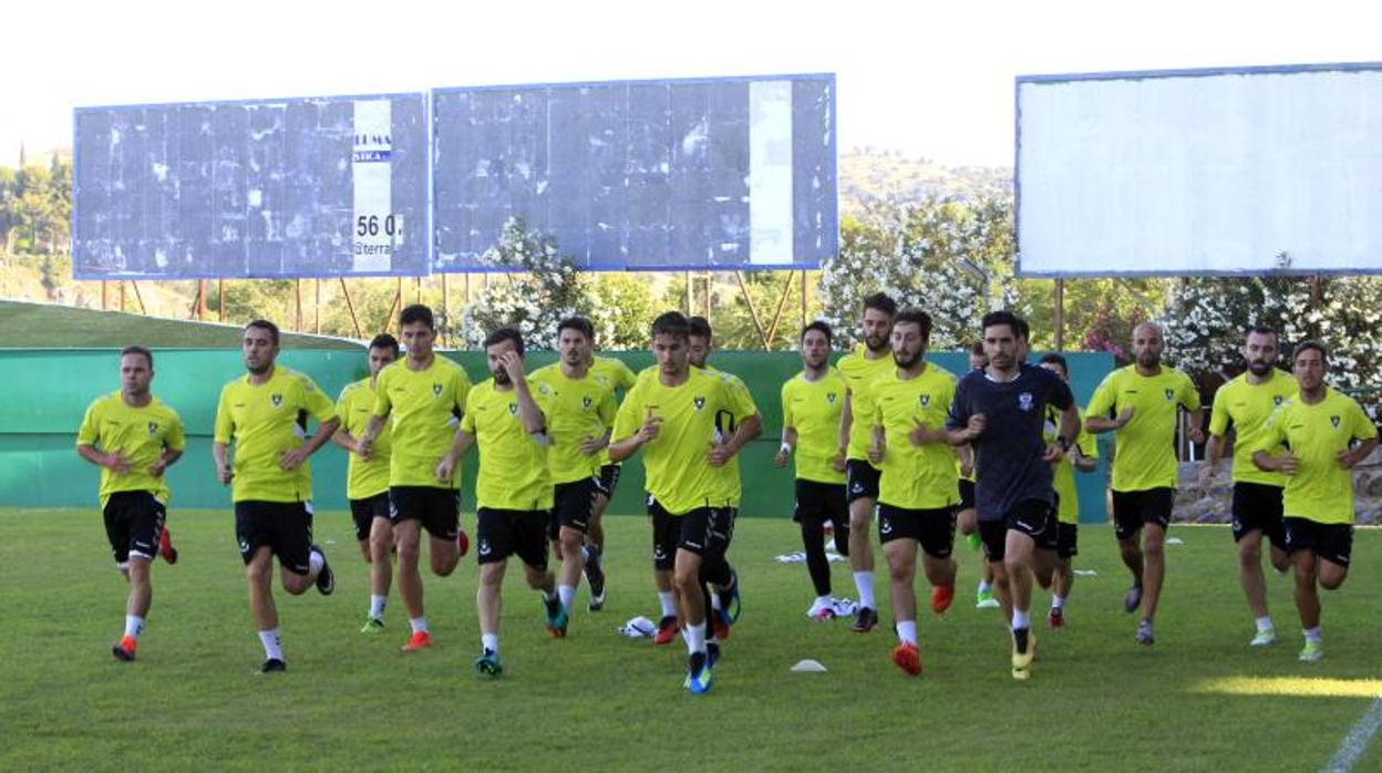 Los jugadores del CD Toledo completaron una suave sesión sobre el césped del «Salto del Caballo»