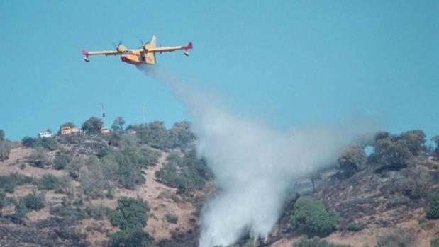 Más de 120 bomberos trabajarán durante la noche contra el incendio forestal de Casares (Málaga)