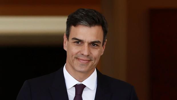 Pedro Sánchez traslada su enhorabuena a Pablo Casado tras convertirse en el líder del PP