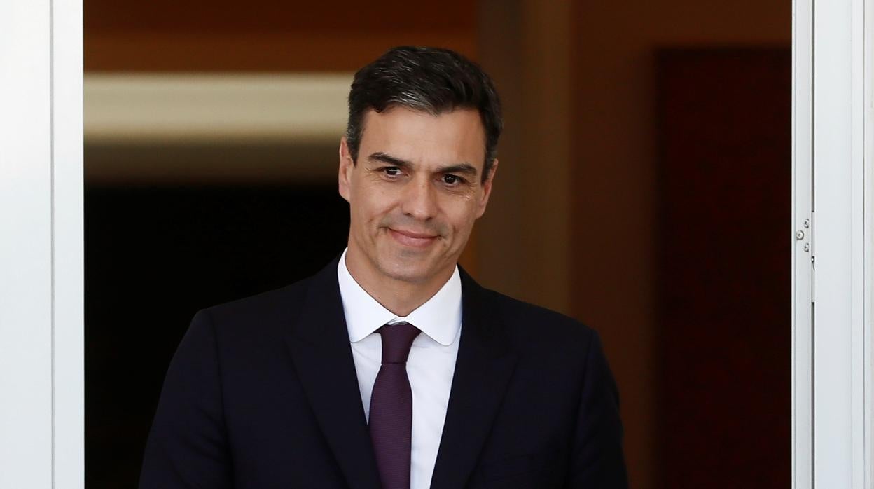 Pedro Sánchez traslada su enhorabuena a Pablo Casado tras convertirse en el líder del PP