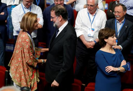 Mariano Rajoy conversa con María Dolores de Cospedal junto a Soraya Sáenz de Santamaría