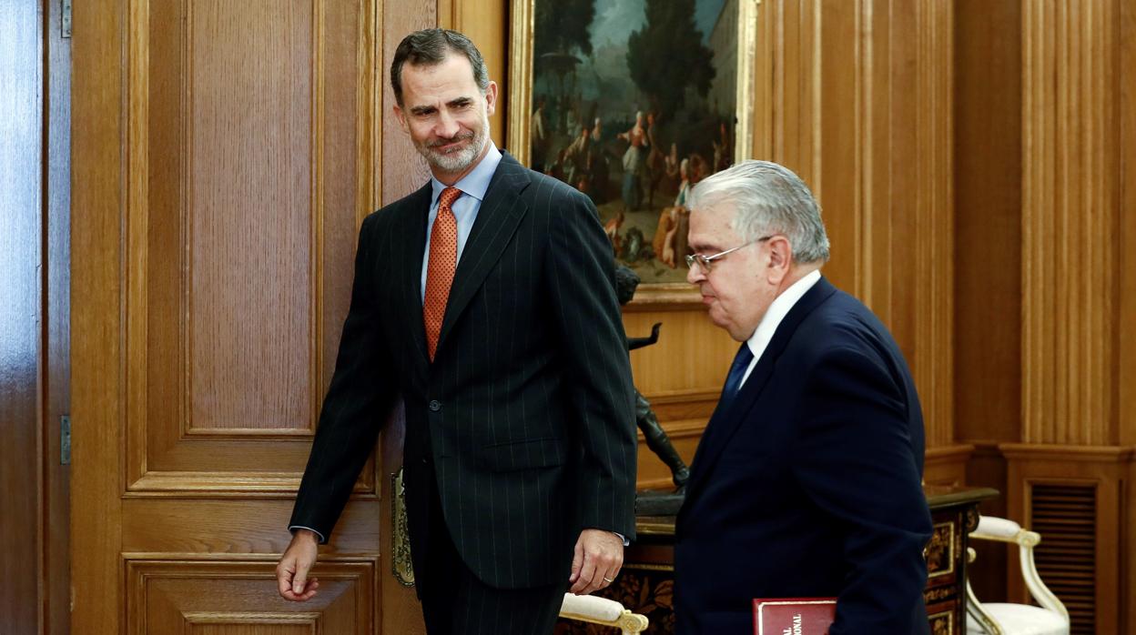 Don Felipe con el presidente del Tribunal Constitucional, este lunes en el Palacio de La Zarzuela