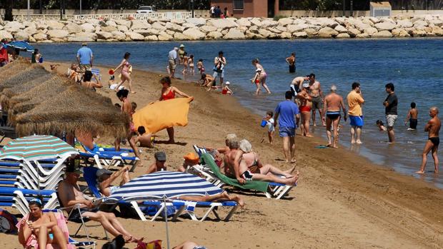 Recogen más de 15.000 firmas contra la construcción de un edificio de lujo en la playa de Denia