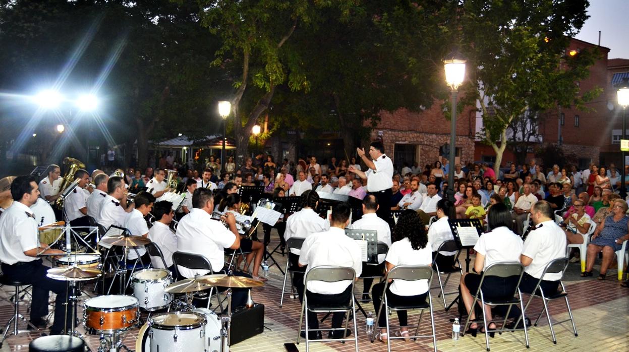 La Unión Musical Quintanareña en la Plaza Juan Carlos I