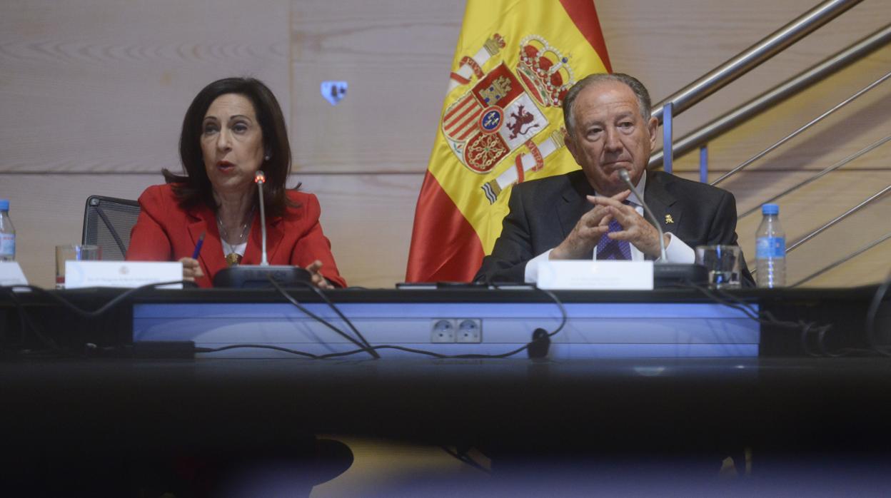 El director del CNI junto a la ministra de Defensa Margarita Robles