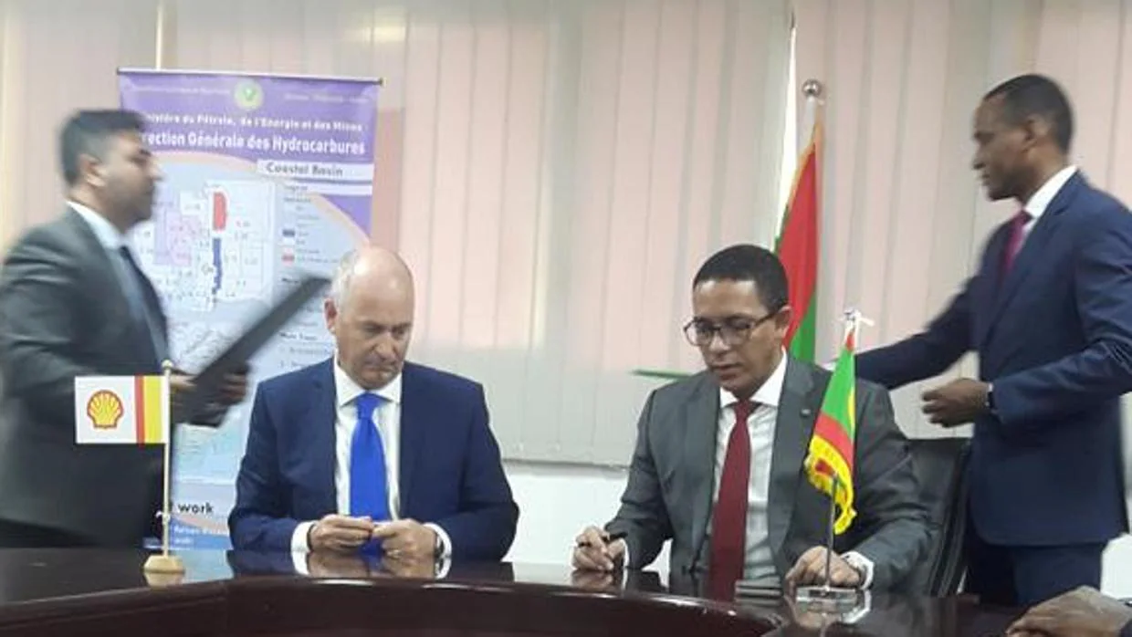 Abdel Vetah, ministro de Minas mauritani, y Andrew Brown consejero dellegado de explocacción de Shell