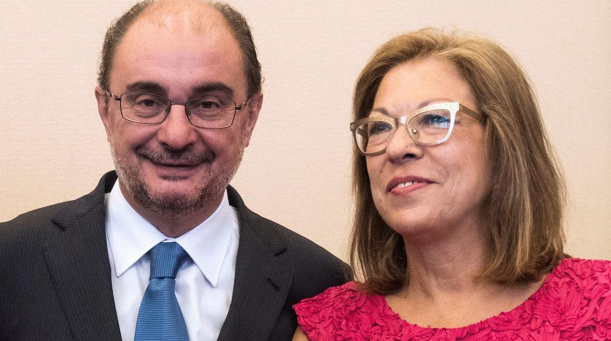 El presidente aragonés, Javier Lambán, junto a su consejera de Sanidad, Pilar Ventura