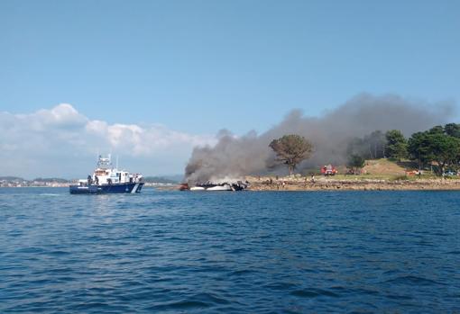 Imagen del catamarán calcinado en la ría