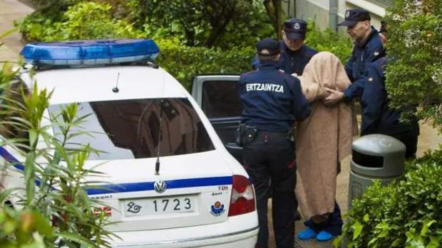 Dos detenidos tras apuñalar a un ertzaina que les sorprendió robando en una casa