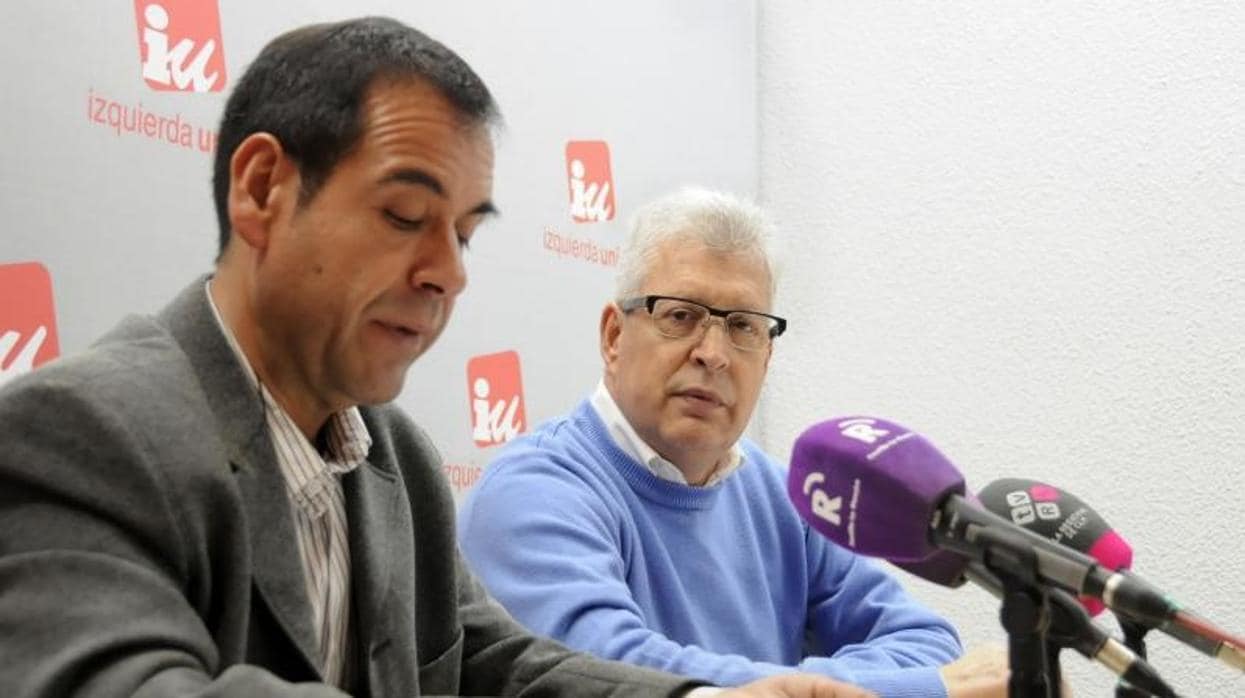 El coordinador regional de IU Castilla-La Mancha, Juan Ramón Crespo (izquierda)
