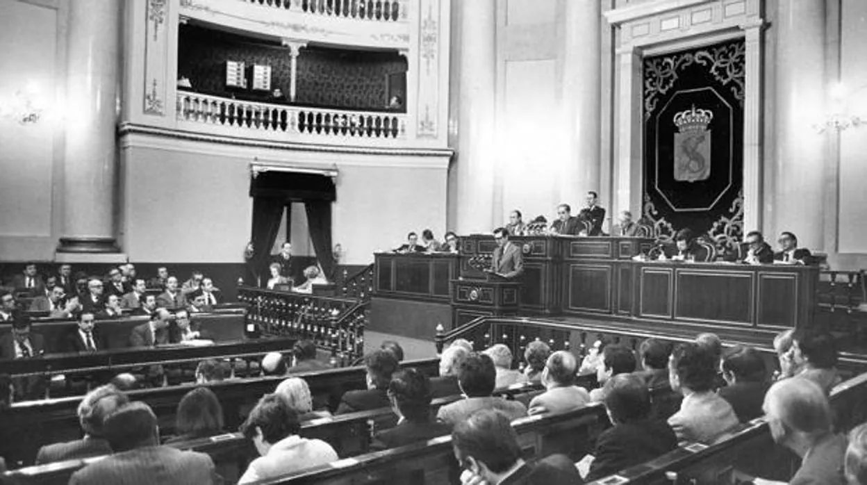 Sesión plenaria en el Palacio del Senado, en 1978. Durante el franquismo, el edificio fue la sede del Consejo Nacional del Movimiento