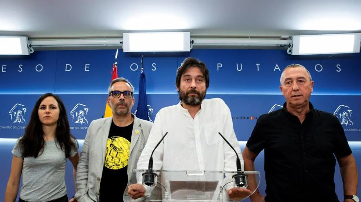 Rafael Mayoral (en el centro) e Ione Belarra (a la izquierda), durante una rueda de prensa en el Congreso