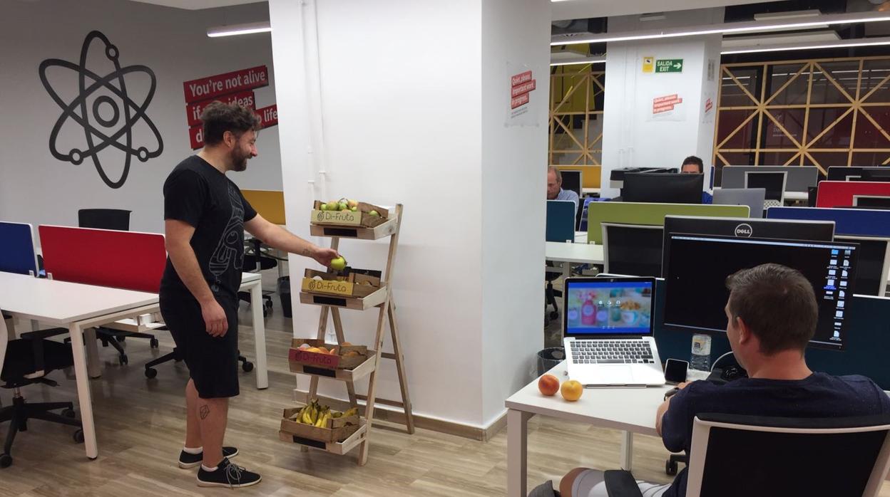 Imagen de los dispensadores de fruta disponibles en las instalaciones de ULab