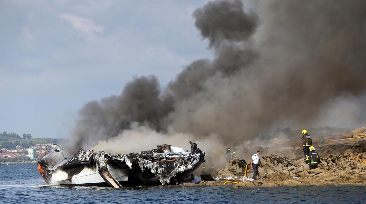 Imagen del barco incendiado en Illa da Toxa