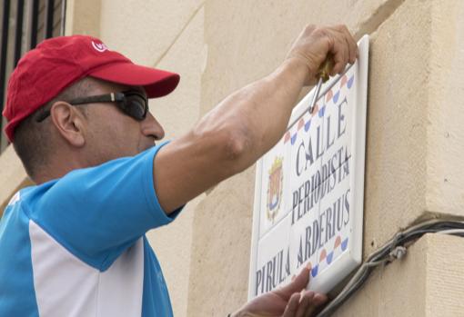 Imagen del cambio de placa en aplicación de la Ley de Memoria Histórica