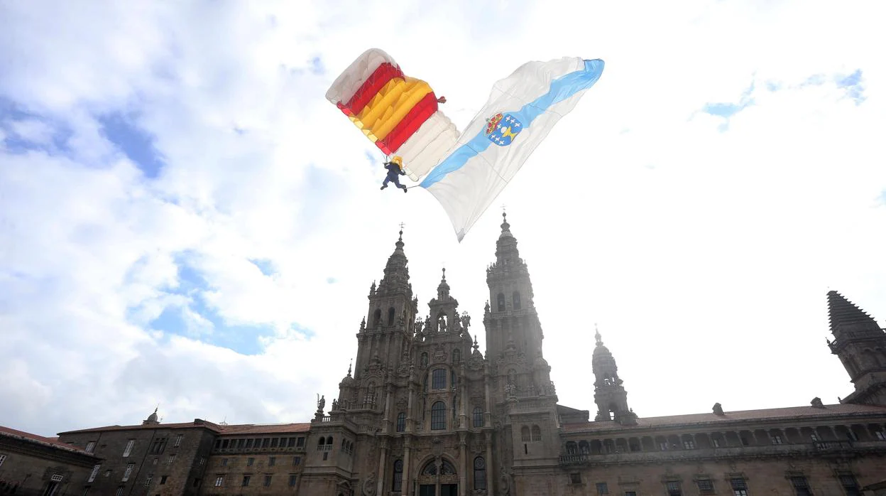 Paracaidistas del Ejército descienden al Obradoiro con las banderas gallega y española
