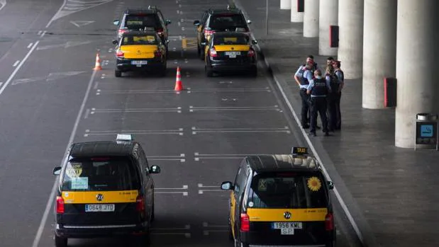 Taxistas, esta mañana vigilando que no haya servicios en las parrillas del aeropuerto de El Prat