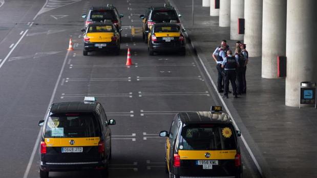 Taxistas, esta mañana vigilando que no haya servicios en las parrillas del aeropuerto de El Prat