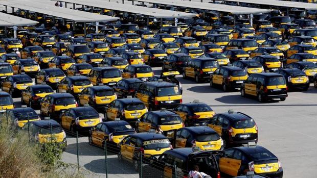 Marcha lenta reivindicativa y llamamiento a la calma en el segundo de día de huelga del taxi en Barcelona