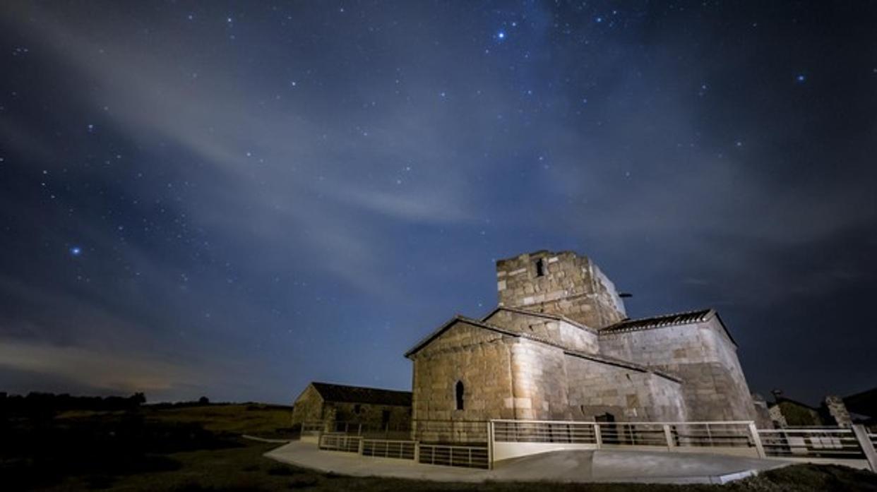 El cielo nocturno sobre Santa María de Melque, en San Martín de Montalbán