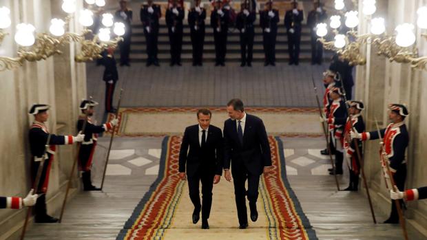 Macron y Sánchez llegan hora y cuarto tarde a la cena del Rey