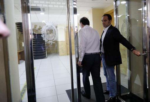 Imagen de Rajoy tomada a la entrada del Registro de la Propiedad de Santa Pola