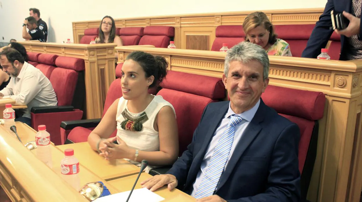 José Pablo Sabrido con Inés Sandoval, en el pleno del Ayuntamiento
