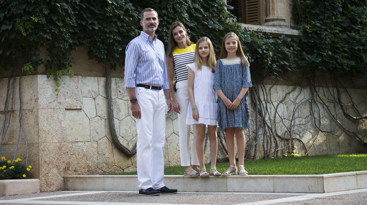 Los Reyes con la Princesa y la Infanta Sofía, el pasado verano en los jardines de Marivent