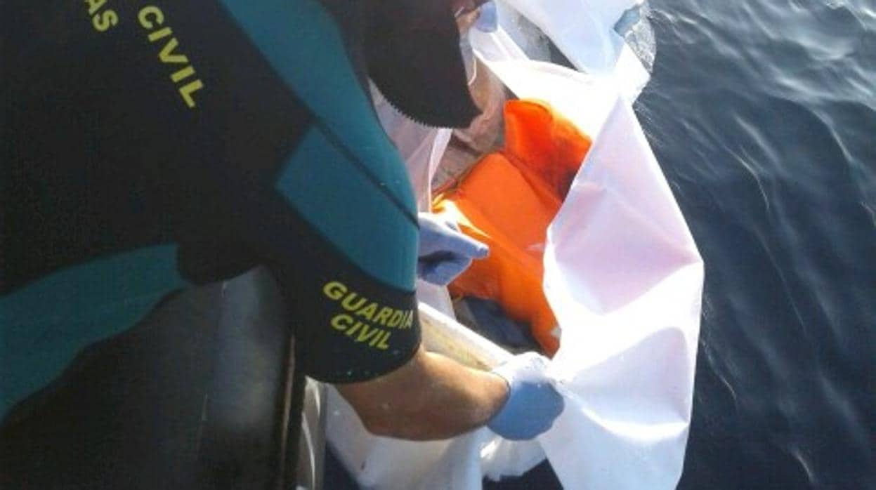 La Guardia Civil recoge el cuerpo del joven hallado en la costa alicantina este viernes