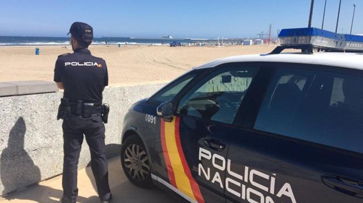 Un agente de la Policía Nacional vigila una playa valenciana