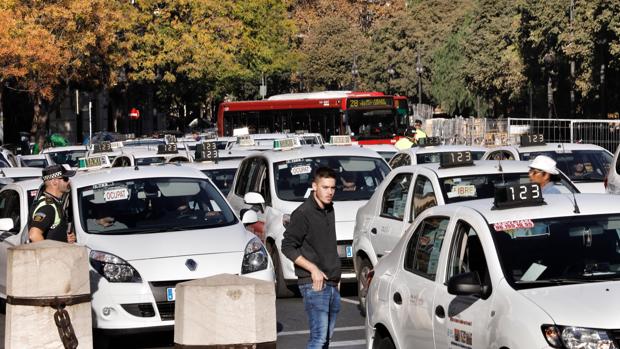 Los taxistas de Valencia y Alicante se suman a la huelga para protestar contra la «competencia desleal»