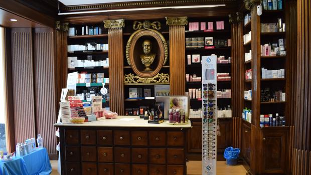 La elegante farmacia de Madrid donde se creó el ungüento mágico para callos y juanetes