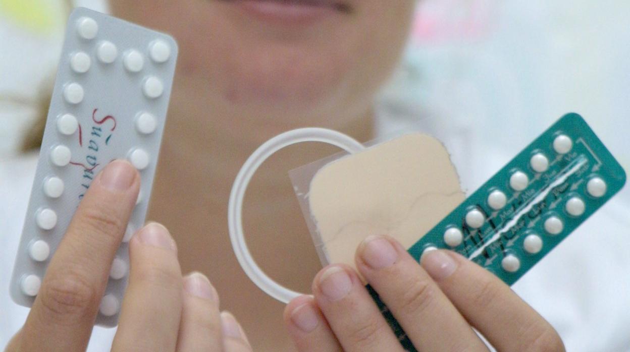 Una orientadora de planificación familiar muestra diversos tipos de métodos anticonceptivos