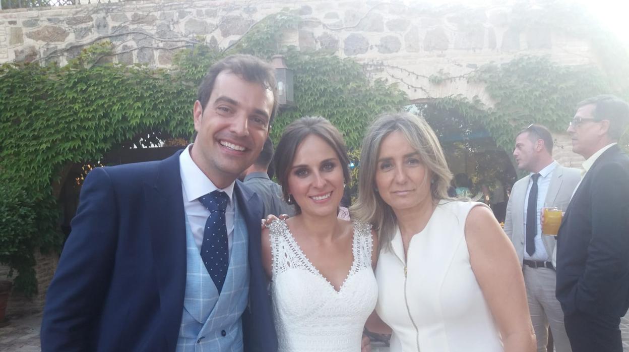 Los novios con la alcaldesa de Toledo en el cigarral del Santo Ángel Custodio